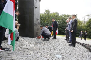 01.09.2018 Kielce. Uroczystości z okazji 79. rocznicy wybuchu II wojny światowej. Zapalenie zniczy pod pomnikiem Homo Hommini przez prezydenta Wojciecha Lubawskiego oraz delegacje z miast partnerskich / Jarosław Kubalski / Radio Kielce