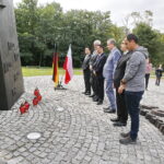 01.09.2018 Kielce. Uroczystości z okazji 79. rocznicy wybuchu II wojny światowej. Zapalenie zniczy pod pomnikiem Homo Hommini przez prezydenta Wojciecha Lubawskiego oraz delegacje z miast partnerskich / Jarosław Kubalski / Radio Kielce