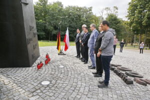 01.09.2018 Kielce. Uroczystości z okazji 79. rocznicy wybuchu II wojny światowej. Zapalenie zniczy pod pomnikiem Homo Hommini przez prezydenta Wojciecha Lubawskiego oraz delegacje z miast partnerskich / Jarosław Kubalski / Radio Kielce