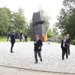 01.09.2018 Kielce. Uroczystości z okazji 79. rocznicy wybuchu II wojny światowej. Zapalenie zniczy pod pomnikiem Homo Hommini przez prezydenta Wojciecha Lubawskiego oraz delegacje z miast partnerskich / Jarosław Kubalski / Radio Kielce