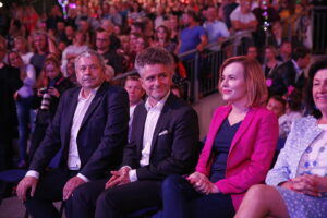 08.09.2018 Kielce. Festiwal Muzyki Tanecznej. Dzień drugi. Prezes TVP3 Kielce Przemysław Predygier, senator Krzysztof Słoń i poseł Anna Krupka / Jarosław Kubalski / Radio Kielce