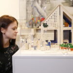 11.2018 Kielce. Muzeum Zabawek i Zabawy. Wystawa pokonkursowa „Zabawka Przyjazna Dziecku”. I miejsce dla Agnieszki Pluszczewicz za domek dla lalek / Jarosław Kubalski / Radio Kielce