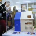 11.2018 Kielce. Muzeum Zabawek i Zabawy. Wystawa pokonkursowa „Zabawka Przyjazna Dziecku”. I miejsce dla Agnieszki Pluszczewicz za domek dla lalek / Jarosław Kubalski / Radio Kielce