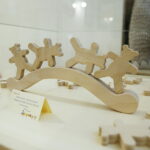 11.2018 Kielce. Muzeum Zabawek i Zabawy. Wystawa pokonkursowa „Zabawka Przyjazna Dziecku”. II miejsce dla Małgorzaty Klaklik za Misiowe bujadło / Jarosław Kubalski / Radio Kielce