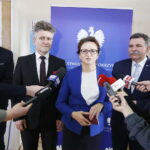 03.12.2018 Kielce. Wojewoda Agata Wojtyszek wręczyła pierwszy niepodległościowy paszport Karolinie Gałczyńskiej. Zastępca dyrektora Wydziału Spraw Obywatelskich i Cudzoziemców Michał Gałczyński, senator Krzysztof Słoń, wojewoda Agata Wojtyszek i poseł Andrzej Kryj / Jarosław Kubalski / Radio Kielce