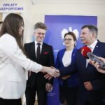 03.12.2018 Kielce. Wojewoda Agata Wojtyszek wręczyła pierwszy niepodległościowy paszport Karolinie Gałczyńskiej. Senator Krzysztof Słoń, wojewoda Agata Wojtyszek i poseł Andrzej Kryj / Jarosław Kubalski / Radio Kielce