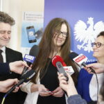 03.12.2018 Kielce. Wojewoda Agata Wojtyszek wręczyła pierwszy niepodległościowy paszport Karolinie Gałczyńskiej. Senator Krzysztof Słoń, Karolina Gałczyńska i wojewoda Agata Wojtyszek / Jarosław Kubalski / Radio Kielce