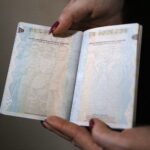 03.12.2018 Kielce. Wojewoda Agata Wojtyszek wręczyła pierwszy niepodległościowy paszport Karolinie Gałczyńskiej / Jarosław Kubalski / Radio Kielce