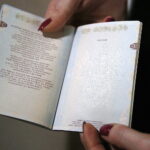 03.12.2018 Kielce. Wojewoda Agata Wojtyszek wręczyła pierwszy niepodległościowy paszport Karolinie Gałczyńskiej / Jarosław Kubalski / Radio Kielce