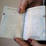 03.12.2018 Kielce. Wojewoda Agata Wojtyszek wręczyła pierwszy niepodległościowy paszport Karolinie Gałczyńskiej / Jarosław Kubalski / Radio Kielce