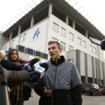 06.12.2018 Kielce. Konferencja przed Szpitalem Kieleckim z udziałem Damiana Włodarczyka, który poprosił o eskortę policji na drodze. U jego żony rozpoczęła się akcja porodowa i gdyby kobieta później trafiła do szpitala, dziecko by nie przeżyło. Biorący udział w eskorcie sierżant sztabowy Mateusz Trójwąs / Jarosław Kubalski / Radio Kielce