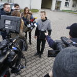 06.12.2018 Kielce. Konferencja przed Szpitalem Kieleckim z udziałem Damiana Włodarczyka, który poprosił o eskortę policji na drodze. U jego żony rozpoczęła się akcja porodowa i gdyby kobieta później trafiła do szpitala, dziecko by nie przeżyło. Biorący udział w eskorcie sierżant sztabowy Mateusz Trójwąs / Jarosław Kubalski / Radio Kielce