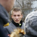 06.12.2018 Kielce. Konferencja przed Szpitalem Kieleckim z udziałem Damiana Włodarczyka, który poprosił o eskortę policji na drodze. U jego żony rozpoczęła się akcja porodowa i gdyby kobieta później trafiła do szpitala, dziecko by nie przeżyło. Biorący udział w eskorcie sierżant sztabowy Mateusz Trójwąs / Jarosław Kubalski / Radio Kielce