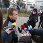 06.12.2018 Kielce. Konferencja przed Szpitalem Kieleckim z udziałem Damiana Włodarczyka, który poprosił o eskortę policji na drodze. U jego żony rozpoczęła się akcja porodowa i gdyby kobieta później trafiła do szpitala, dziecko by nie przeżyło. Biorący udział w eskorcie sierżant sztabowy Mateusz Trójwąs / Jarosław Kubalski / Radio Kielce