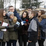 06.12.2018 Kielce. Konferencja przed Szpitalem Kieleckim z udziałem Damiana Włodarczyka, który poprosił o eskortę policji na drodze. U jego żony rozpoczęła się akcja porodowa i gdyby kobieta później trafiła do szpitala, dziecko by nie przeżyło. Biorący udział w eskorcie sierżant sztabowy Mateusz Trójwąs / Jarosław Kubalski / Radio Kielce