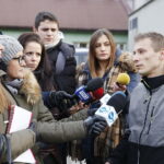 06.12.2018 Kielce. Konferencja przed Szpitalem Kieleckim z udziałem Damiana Włodarczyka, który poprosił o eskortę policji na drodze. U jego żony rozpoczęła się akcja porodowa i gdyby kobieta później trafiła do szpitala, dziecko by nie przeżyło. Biorący udział w eskorcie sierżant sztabowy Mateusz Trójwąs / Jarosław Kubalski / Radio Kielce