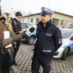 06.12.2018 Kielce. Konferencja przed Szpitalem Kieleckim z udziałem Damiana Włodarczyka, który poprosił o eskortę policji na drodze. U jego żony rozpoczęła się akcja porodowa i gdyby kobieta później trafiła do szpitala, dziecko by nie przeżyło. Biorący udział w eskorcie sierżant sztabowy Mateusz Trójwąs / Jarosław Kubalski / Radio Kielce