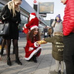 06.12.2018 Kielce. Mikołaj i Śnieżynki rozdawali cukierki i kawę pasażerom MPK / Jarosław Kubalski / Radio Kielce