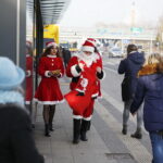 06.12.2018 Kielce. Mikołaj i Śnieżynki rozdawali cukierki i kawę pasażerom MPK / Jarosław Kubalski / Radio Kielce