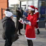 06.12.2018 Kielce. Mikołaj i Śnieżynki rozdawali cukierki i kawę pasażerom MPK / Jarosław Kubalski / Radio Kielce