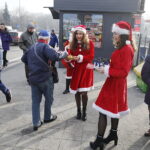 06.12.2018 Kielce. Mikołaj i Śnieżynki rozdawali cukierki i kawę pasażerom MPK / Jarosław Kubalski / Radio Kielce