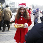 06.12.2018 Kielce. Mikołaj i Śnieżynki rozdawali cukierki i kawę pasażerom MPK / Jarosław Kubalski / Radio Kielce