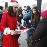06.12.2018 Kielce. Mikołaj i Śnieżynki rozdawali cukierki i kawę pasażerom MPK / Jarosław Kubalski / Radio Kielce