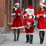 06.12.2018 Kielce. Mikołaj i Śnieżynki rozdawali cukierki i kawę pasażerom MPK / Jarosław Kubalski / Radio Kielce