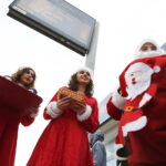 06.12.2018 Kielce. Mikołaj i Śnieżynki rozdawali cukierki i kawę pasażerom MPK / Jarosław Kubalski / Radio Kielce