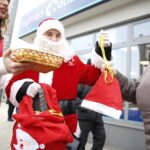 06.12.2018 Kielce. Mikołaj i Śnieżynki rozdawali cukierki i kawę pasażerom MPK / Jarosław Kubalski / Radio Kielce