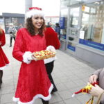 06.12.2018 Kielce. Mikołaj i Śnieżynki rozdawali cukierki i kawę pasażerom MPK / Jarosław Kubalski / Radio Kielce