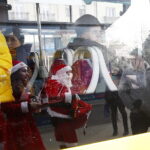 06.12.2018 Kielce. Mikołaj i Śnieżynki rozdawali cukierki i kawę pasażerom MPK / Jarosław Kubalski / Radio Kielce