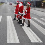 06.12.2018 Kielce. Mikołaj i Śnieżynki rozdawali cukierki i kawę pasażerom MPK / Jarosław Kubalski / Radio Kielce