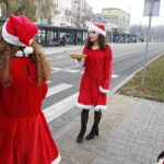 06.12.2018 Kielce. Mikołaj i Śnieżynki rozdawali cukierki i kawę pasażerom MPK / Jarosław Kubalski / Radio Kielce