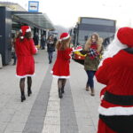 06.12.2018 Kielce. Mikołaj i Śnieżynki rozdawali cukierki i kawę pasażerom MPK / Jarosław Kubalski / Radio Kielce