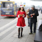 06.12.2018 Kielce. Mikołaj i Śnieżynki rozdawali cukierki i kawę pasażerom MPK / Jarosław Kubalski / Radio Kielce