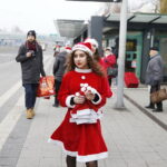 06.12.2018 Kielce. Mikołaj i Śnieżynki rozdawali cukierki i kawę pasażerom MPK / Jarosław Kubalski / Radio Kielce