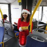 06.12.2018 Kielce. Mikołaj i Śnieżynki rozdawali cukierki i kawę pasażerom MPK / Jarosław Kubalski / Radio Kielce