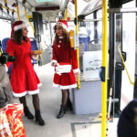 06.12.2018 Kielce. Mikołaj i Śnieżynki rozdawali cukierki i kawę pasażerom MPK / Jarosław Kubalski / Radio Kielce