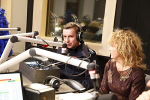 11.12.2018 Radio Kielce. "Choinka pod choinkę 2018". Finał drugiego dnia. Komisarz Kamil Tokarski - rzecznik komendanta wojewódzkiego policji i Anna Zielińska-Brudek / Jarosław Kubalski / Radio Kielce