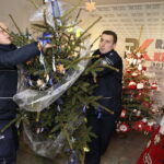 13.12.2018 Kielce. Choinka pod choinkę Radia Kielce. Policyjne drzewko powędrowało do Świętokrzyskiego Centrum Pediatrii / Jarosław Kubalski / Radio Kielce