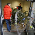 13.12.2018 Kielce. Choinka pod choinkę Radia Kielce. Policyjne drzewko powędrowało do Świętokrzyskiego Centrum Pediatrii / Jarosław Kubalski / Radio Kielce