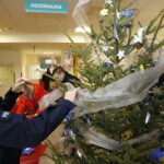 13.12.2018 Kielce. Choinka pod choinkę Radia Kielce. Policyjne drzewko powędrowało do Świętokrzyskiego Centrum Pediatrii / Jarosław Kubalski / Radio Kielce