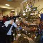 13.12.2018 Kielce. Choinka pod choinkę Radia Kielce. Policyjne drzewko powędrowało do Świętokrzyskiego Centrum Pediatrii / Jarosław Kubalski / Radio Kielce