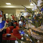 13.12.2018 Kielce. Choinka pod choinkę Radia Kielce. Policyjne drzewko powędrowało do Świętokrzyskiego Centrum Pediatrii / Jarosław Kubalski / Radio Kielce