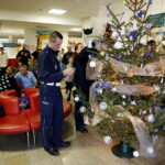 13.12.2018 Kielce. Choinka pod choinkę Radia Kielce. Policyjne drzewko powędrowało do Świętokrzyskiego Centrum Pediatrii / Jarosław Kubalski / Radio Kielce
