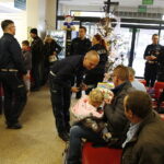 13.12.2018 Kielce. Choinka pod choinkę Radia Kielce. Policyjne drzewko powędrowało do Świętokrzyskiego Centrum Pediatrii / Jarosław Kubalski / Radio Kielce