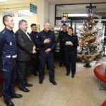 13.12.2018 Kielce. Choinka pod choinkę Radia Kielce. Policyjne drzewko powędrowało do Świętokrzyskiego Centrum Pediatrii / Jarosław Kubalski / Radio Kielce