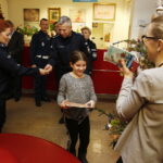 13.12.2018 Kielce. Choinka pod choinkę Radia Kielce. Policyjne drzewko powędrowało do Świętokrzyskiego Centrum Pediatrii / Jarosław Kubalski / Radio Kielce