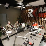 13.12.2018 Radio Kielce. "Choinka pod choinkę". Finał dnia czwartego. Studio odwiedzili leśnicy wraz z prezentami: Roman Wróblewski, Zbigniew Dąbrowski, Piotr Fitas, Dawid Żak i łowczy Jarosław Mikołajczyk / Jarosław Kubalski / Radio Kielce